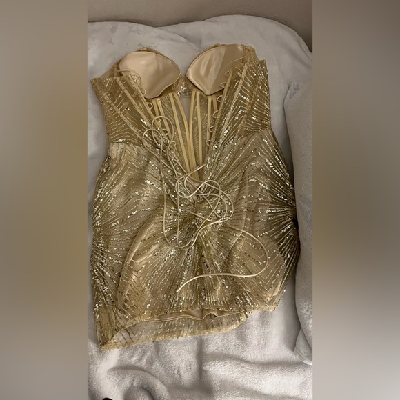Elegant Gold Sequin Dress - Picture 5 of 6